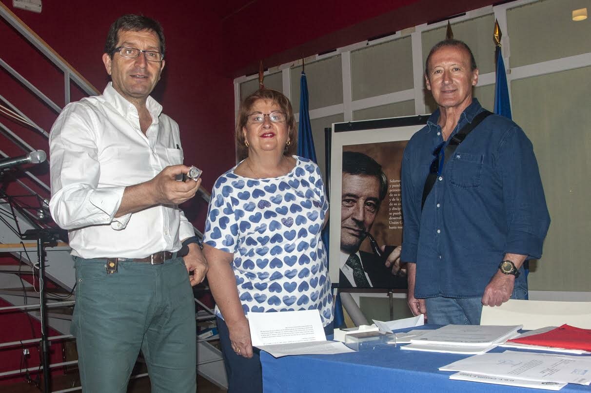 La representante del Museo Histórico de UGT de Castilla y León, entre Javier Fernández (izquierda) y Julián Martínez. La representante del Museo Histórico de UGT de Castilla y León, entre Javier Fernández (izquierda) y Julián Martínez.