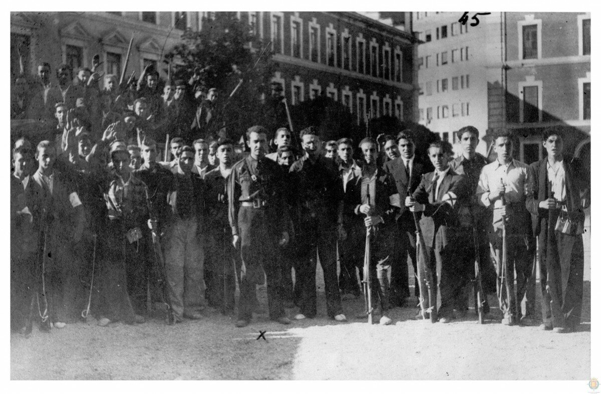 Onésimo Redondo, en el centro, con un grupo de seguidores, delante del edificio del edificio de Capitanía General en el Palacio Real. Onésimo Redondo, en el centro, con un grupo de seguidores, delante del edificio del edificio de Capitanía General en el Palacio Real.