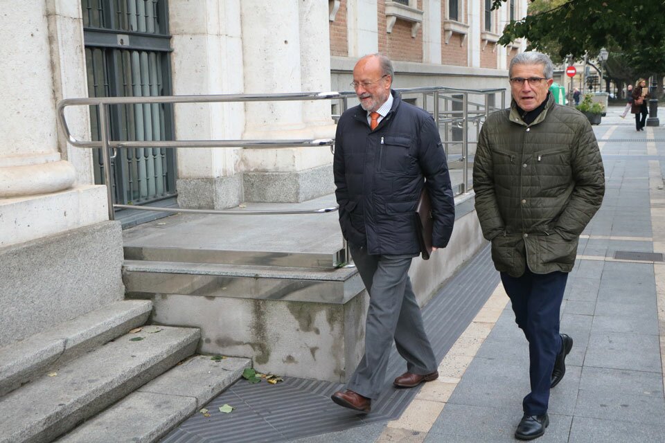 Javier León de la Riva y Manuel Sánchez a su llegada a la Audiencia para declarar como testigos en el caso PGOU. Foto: Gaspar Francés