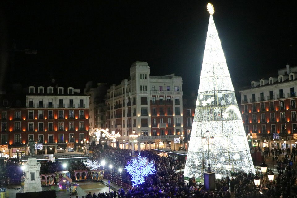 Arbol navideño en la Plaza Mayor de Valladolid. FOTO: ÚC