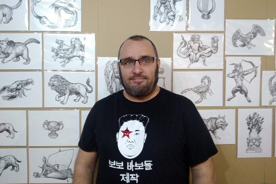 Jorge Consuegra frente a sus dibujos. FOTO: LA Fontanería