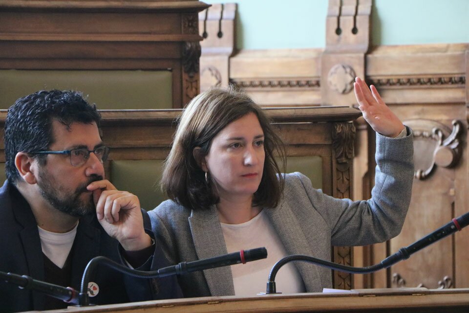La portavoz de Valladolid Toma la Palabra, María Sánchez, vota una de las mociones del pleno. Foto: Gaspar Francés