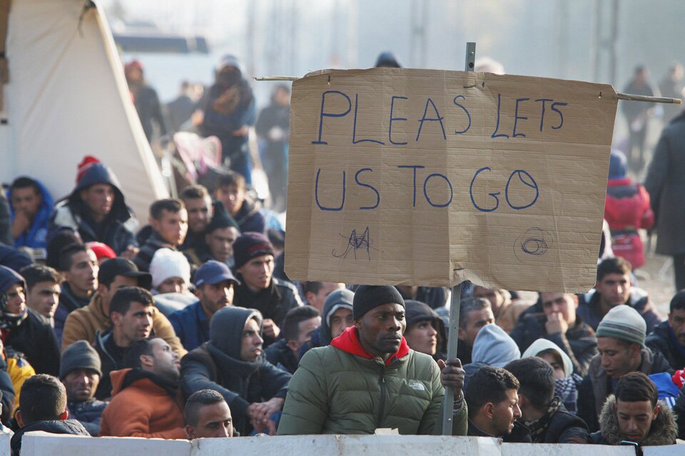 Refugiados en la frontera entre Macedonia y Grecia. FOTO: Steve Evans
