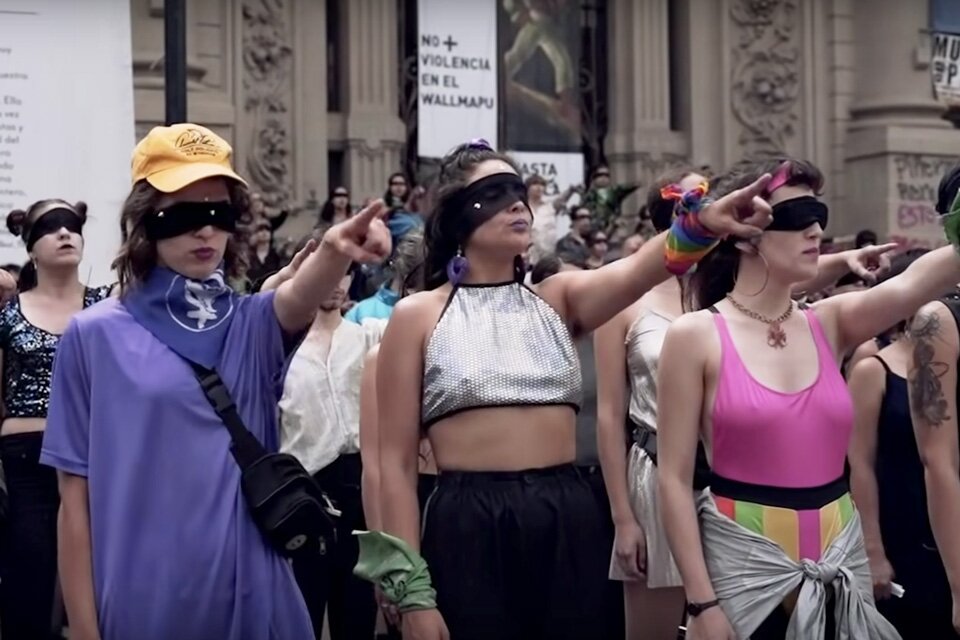 Representación de la performance "Un violador en tu camino" del colectivo Las Tesis. CAPTURA: NOA (Nosotras Audiovisuales)