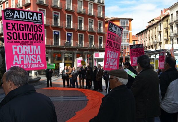 Afectados por el fraude en el ahorro en Fuente Dorada esta mañana. FOTO. úC