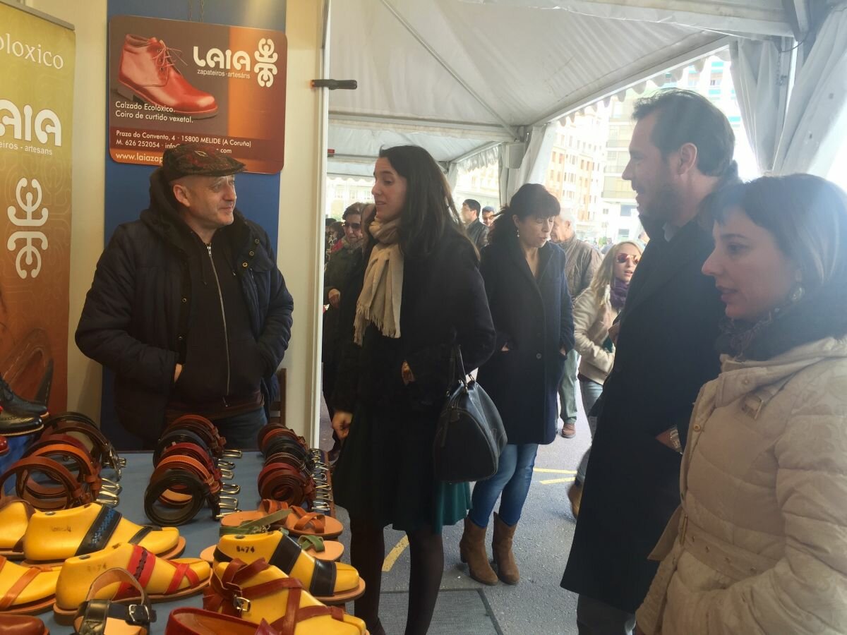 El alcalde visita uno de los talleres de la Feria de Artesanía.