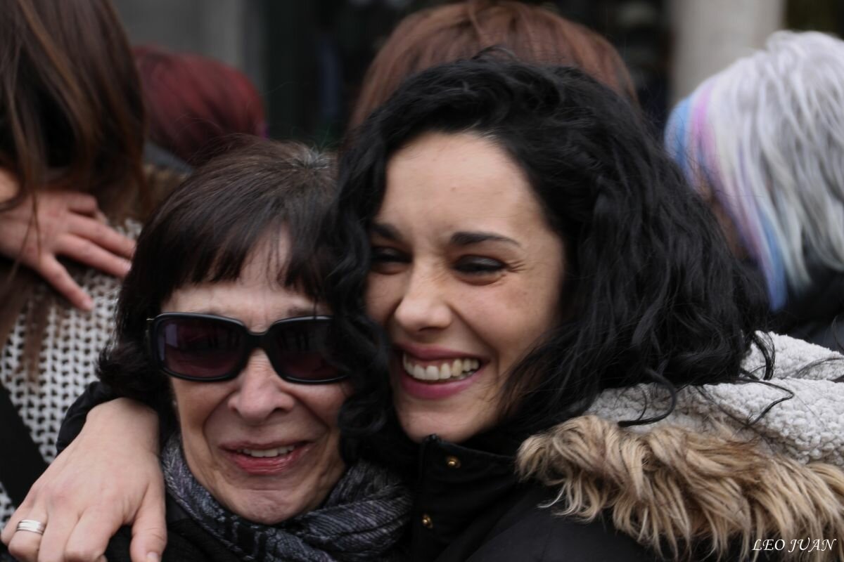 Nerea, esta tarde en la Plaza de Fuente Dorada, abrazando a su madre. Foto: Leo Juan
