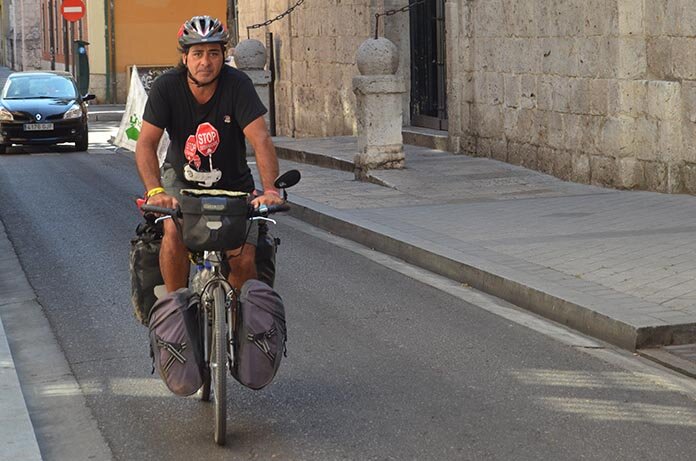 Néstor Yuguero pedalea por las calles de Valladolid. FOTO: Gaspar Francés Néstor Yuguero pedalea por las calles de Valladolid. FOTO: Gaspar Francés