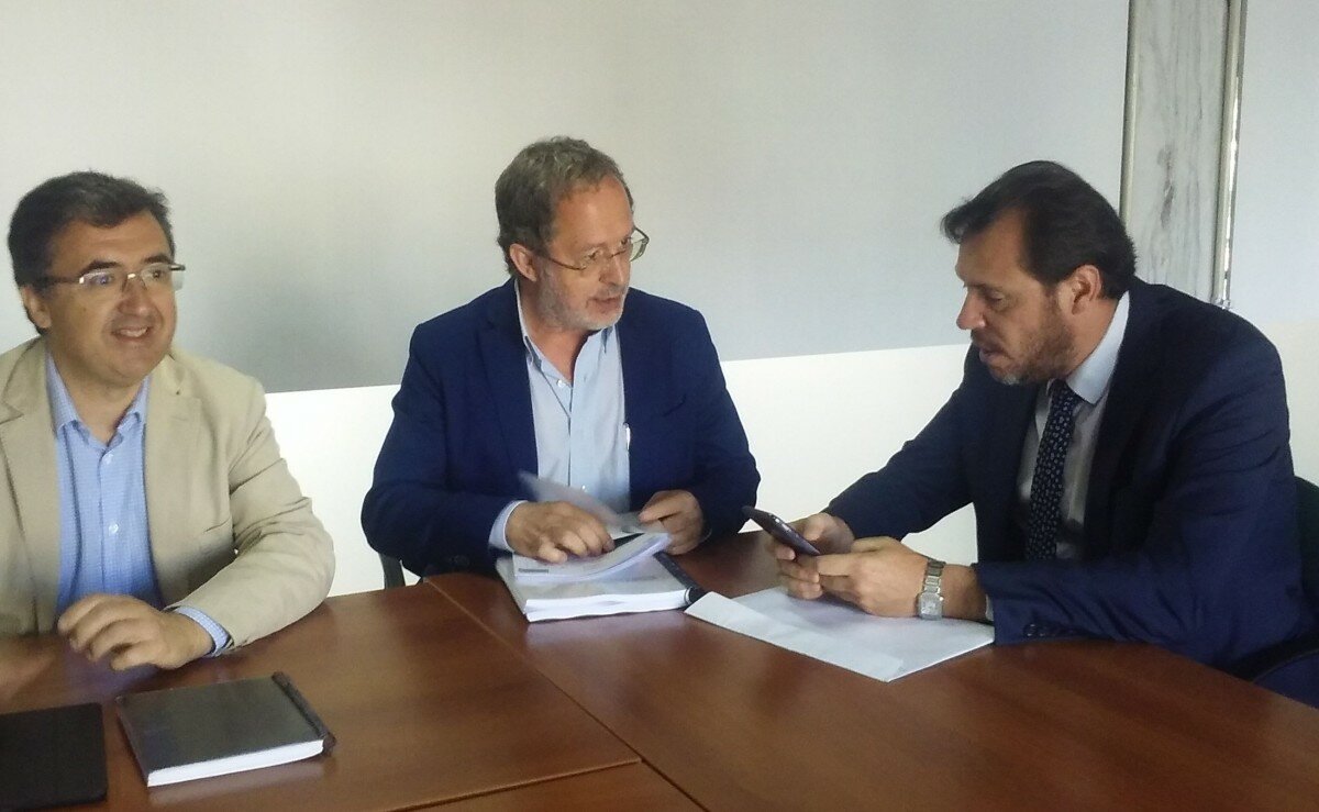 A la derecha, Manuel Saravia y Óscar Puente, durante la reunión. A la derecha, Manuel Saravia y Óscar Puente, durante la reunión.