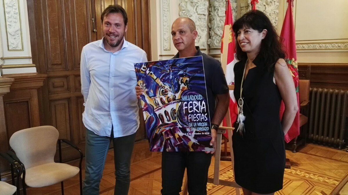 El alcalde, Óscar Puente, el autor del cartel de Fiestas, Juan Carlos Velasco y la concejala de Cultura, Ana Redondo. El alcalde, Óscar Puente, el autor del cartel de Fiestas, Juan Carlos Velasco y la concejala de Cultura, Ana Redondo.