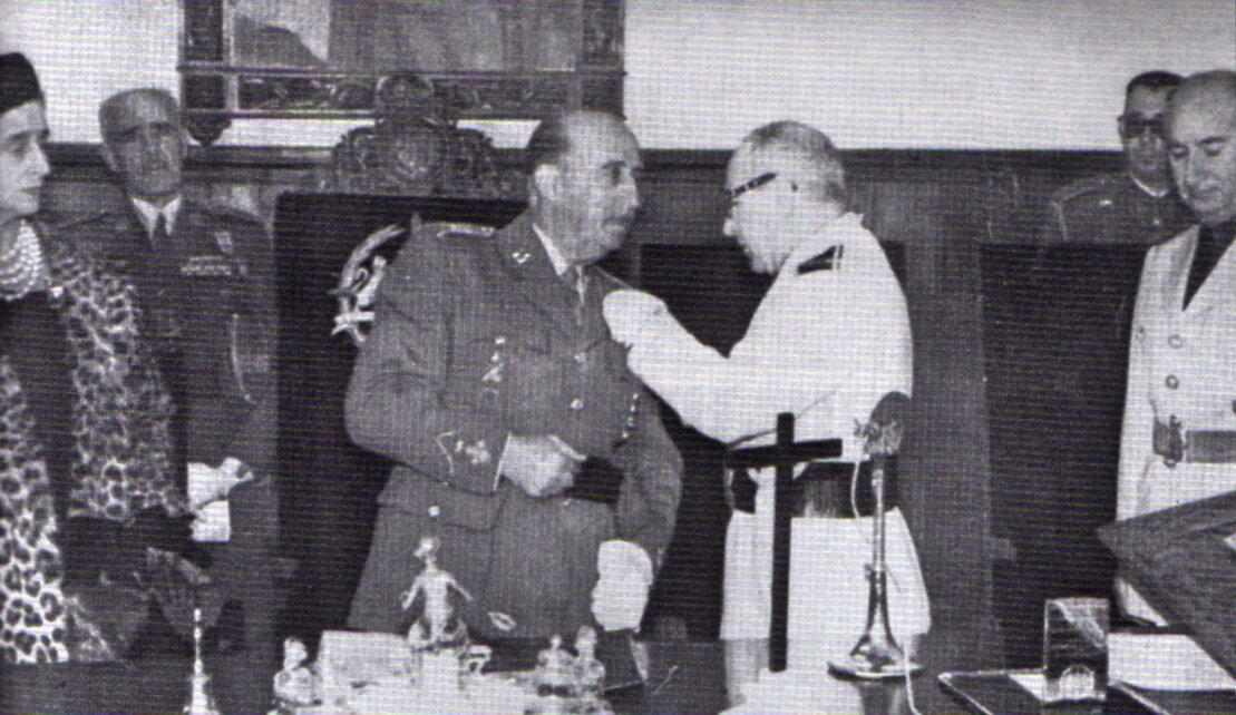 El presidente de la Diputación impone la Medalla de la Provincia al militar golpista.