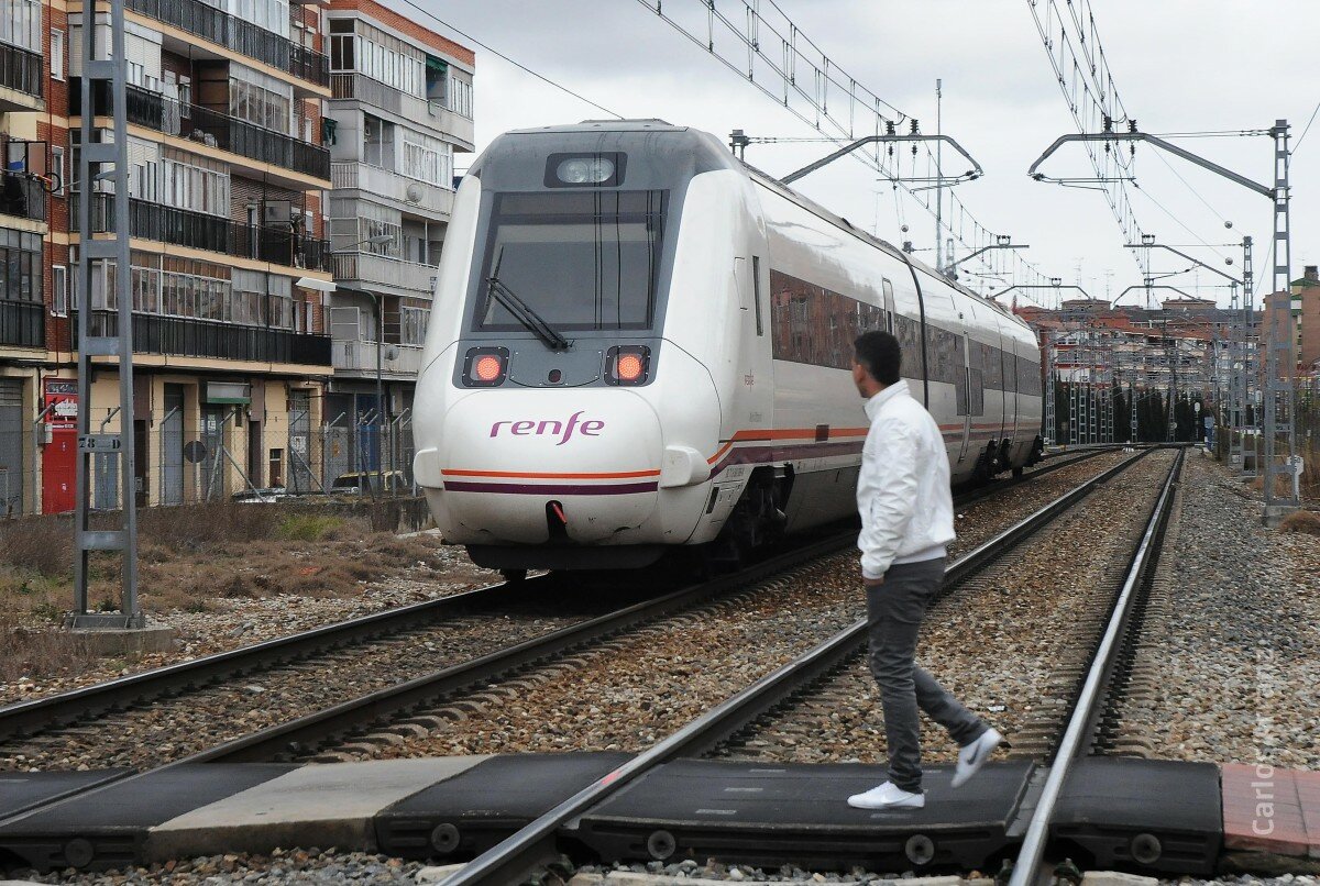 Imagen de archivo de un tren en el paso a nivel de Pilarica. Foto: Carlos Arranz Imagen de archivo de un tren en el paso a nivel de Pilarica. Foto: Carlos Arranz