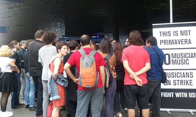 Foto de la 1ª asamblea de trabajadoras del sector musical realizada a las puertas del festival Primavera Sound. Foto de la 1ª asamblea de trabajadoras del sector musical realizada a las puertas del festival Primavera Sound.