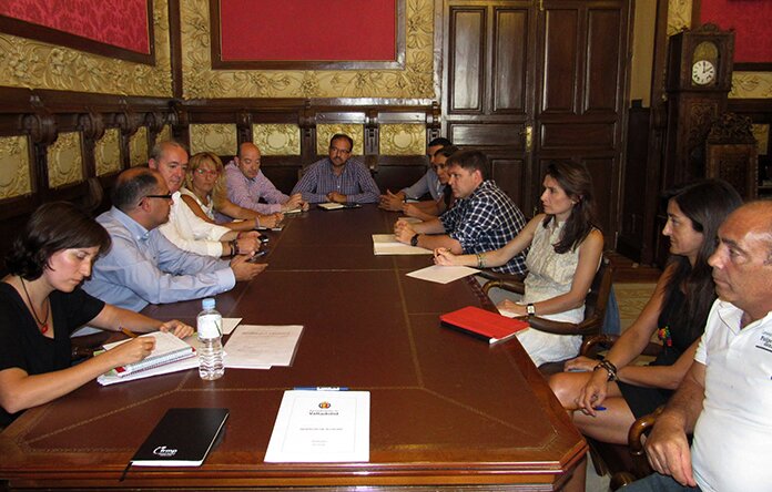 Los concejales Luis Vélez y María Sánchez, izquierda, con técnicos e industriales del Mercado del Val Los concejales Luis Vélez y María Sánchez, izquierda, con técnicos e industriales del Mercado del Val