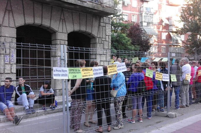 Imagen de los concentrados hoy en el antiguo colegio San Juan de la Cruz.. FOTO: ÚC Imagen de los concentrados hoy en el antiguo colegio San Juan de la Cruz.. FOTO: ÚC