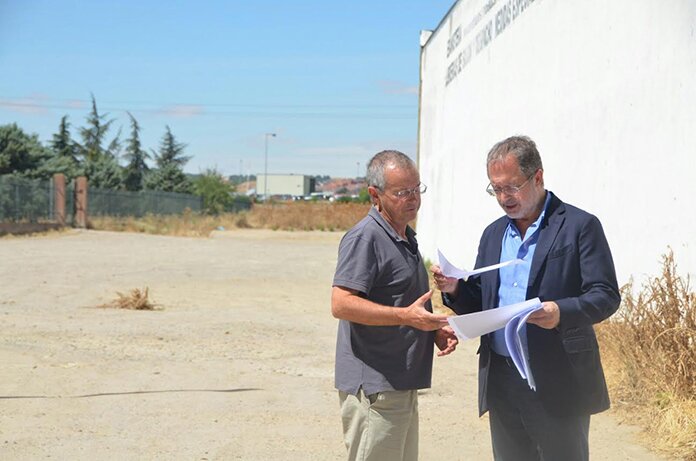 Pablo Gigosos, Director del Area de Urbanismo junto al concejal de Urbanismo, Manuel Saravia, pisan la tierra de la calle Callejuelas.