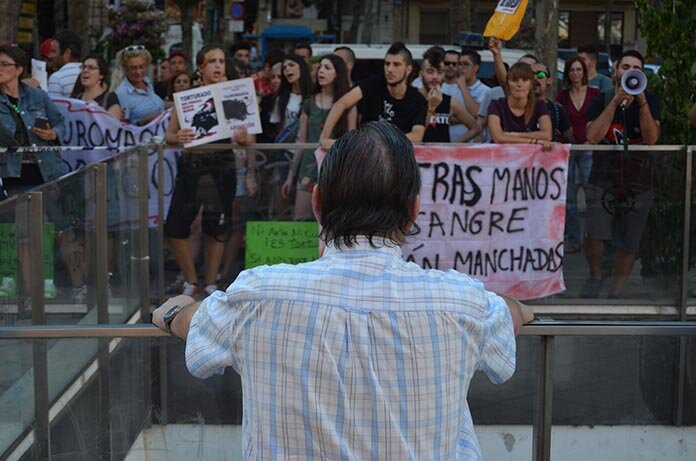 Un hombre provoca a los concentrados. FOTOS: Gaspar Francés