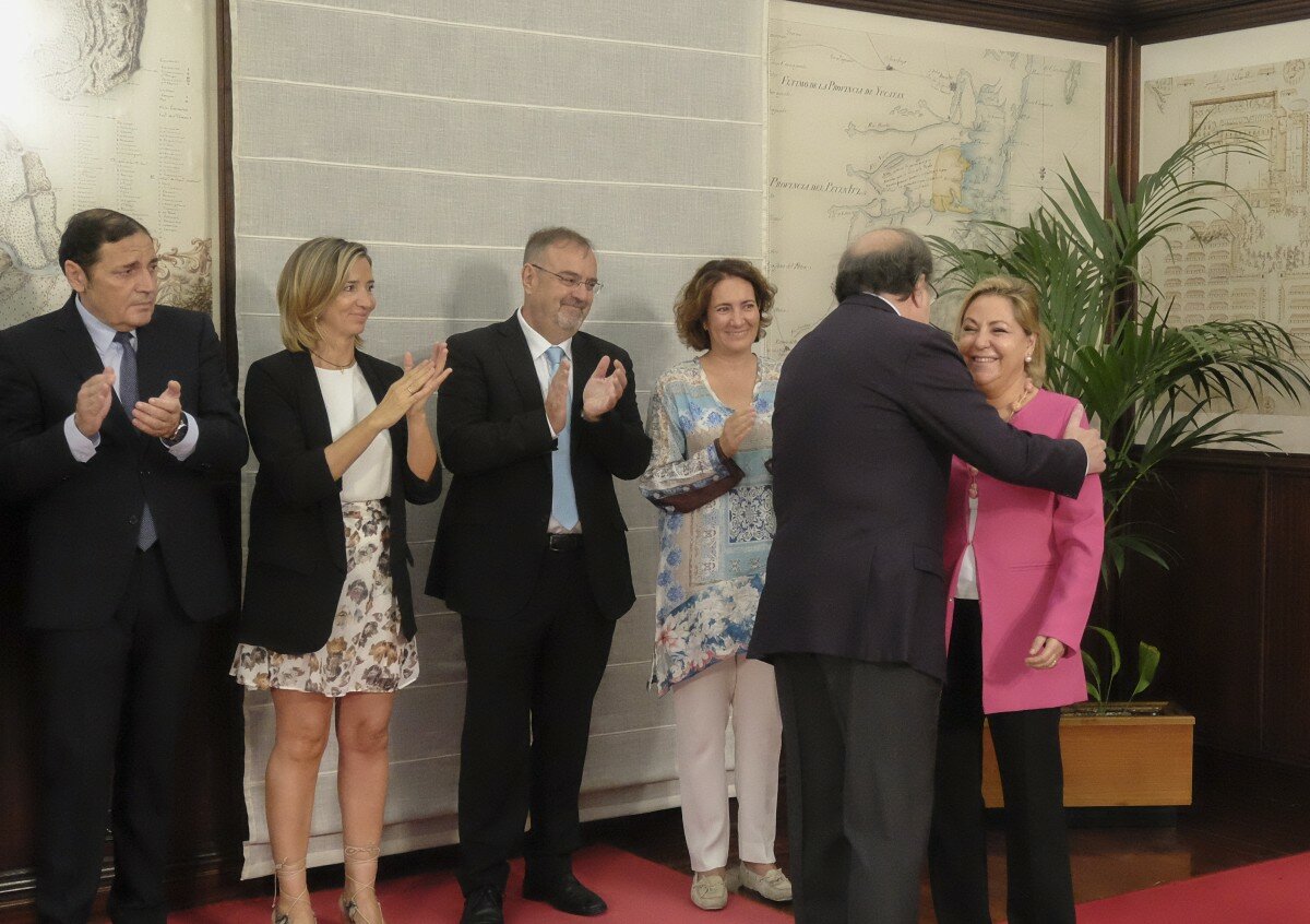 Juan Vicente Herrera abraza a la dimitida Rosa Valdeón. Foto: JCyL