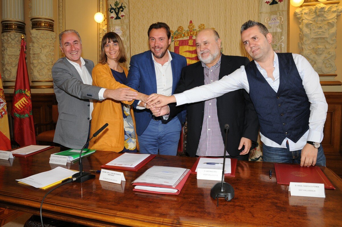 Gato, de Miguel, Puente, Méndez y Santa Eufemia tras firmar el acuerdo del Diálogo Social. Foto: Carlos Arranz