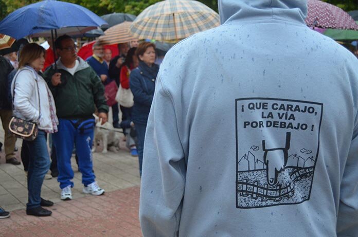 Un vecino reclama el soterramiento de la vía en la asamblea celebrada en Pilarica. Foto: Gaspar Francés Un vecino reclama el soterramiento de la vía en la asamblea celebrada en Pilarica. Foto: Gaspar Francés