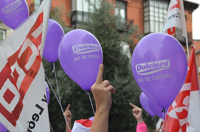 Trabajadores de Dulciora, esta mañana en un momento de la concentración. Foto: Gaspar Francés