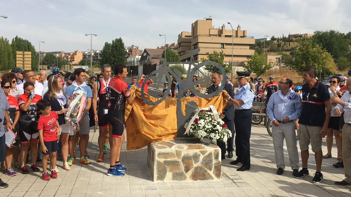 Momento de la inauguración del monolito homenaje a los ciclistas atropellados. Momento de la inauguración del monolito homenaje a los ciclistas atropellados.