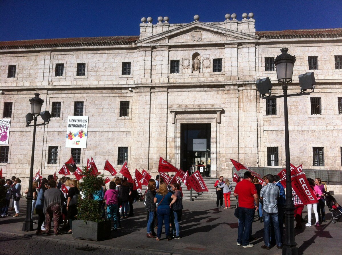 Protesta de los trabajadores de limpieza en colegios ante la sede de la Concejalía de Educación. Foto: úC Protesta de los trabajadores de limpieza en colegios ante la sede de la Concejalía de Educación. Foto: úC