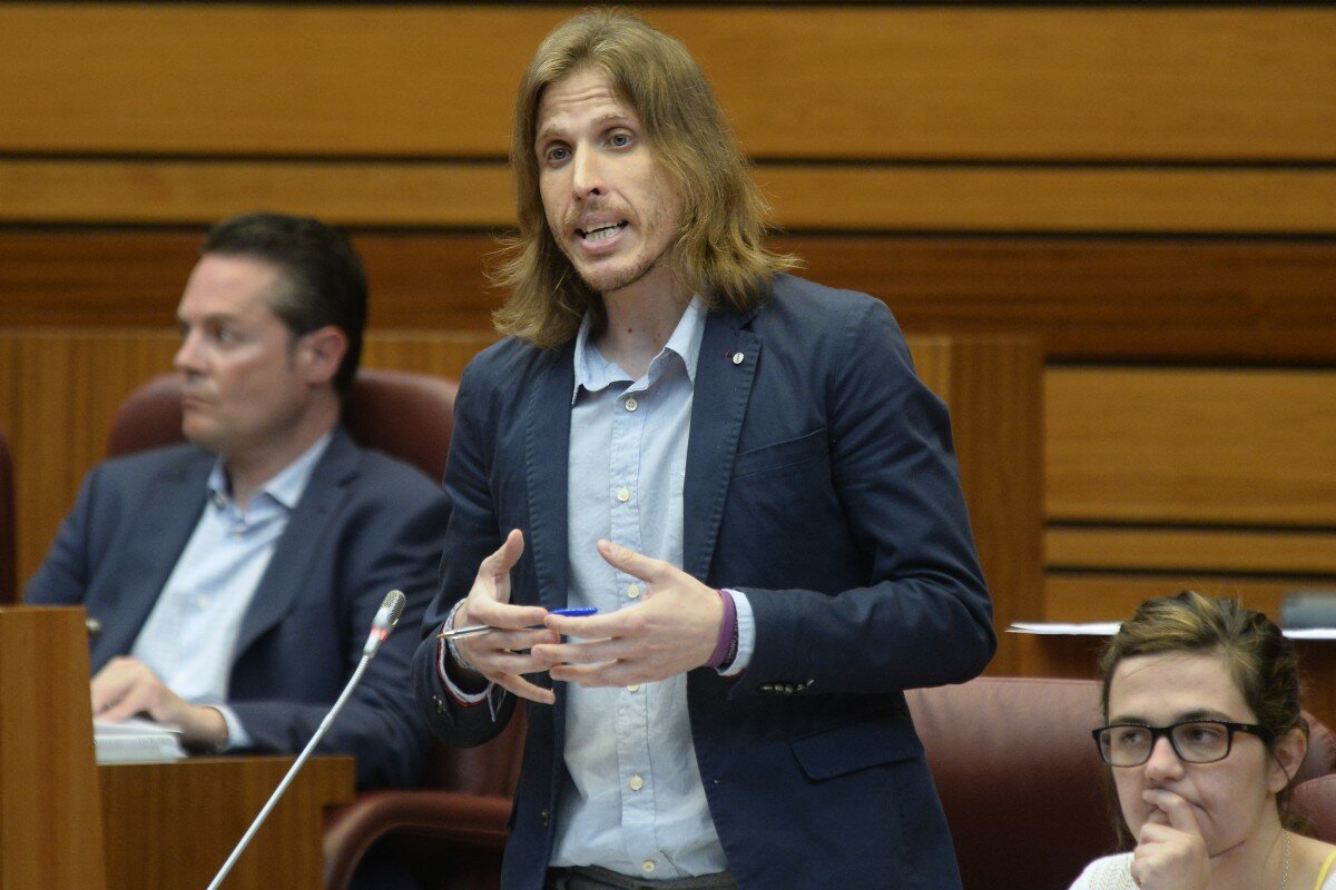 pod51 Pablo Fernández, portavoz de Podemos en las Cortes, en una de sus intervenciones en el Parlamento regional.