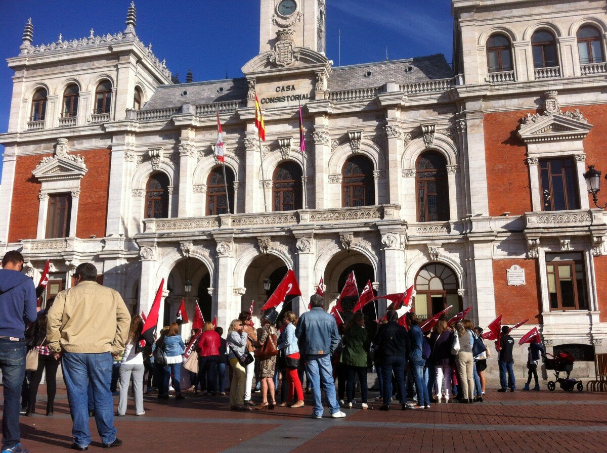 Trabajadores del servicio de limpieza de colegios públicos protestan a la puerta del Ayuntamiento. Foto: úC Trabajadores del servicio de limpieza de colegios públicos protestan a la puerta del Ayuntamiento. Foto: úC