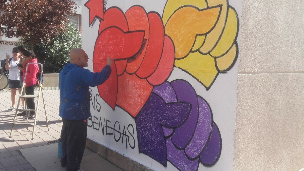 Manuel Sierra pintando uno de los murales. Foto: J. P. Miñambres Manuel Sierra pintando uno de los murales. Foto: J. P. Miñambres