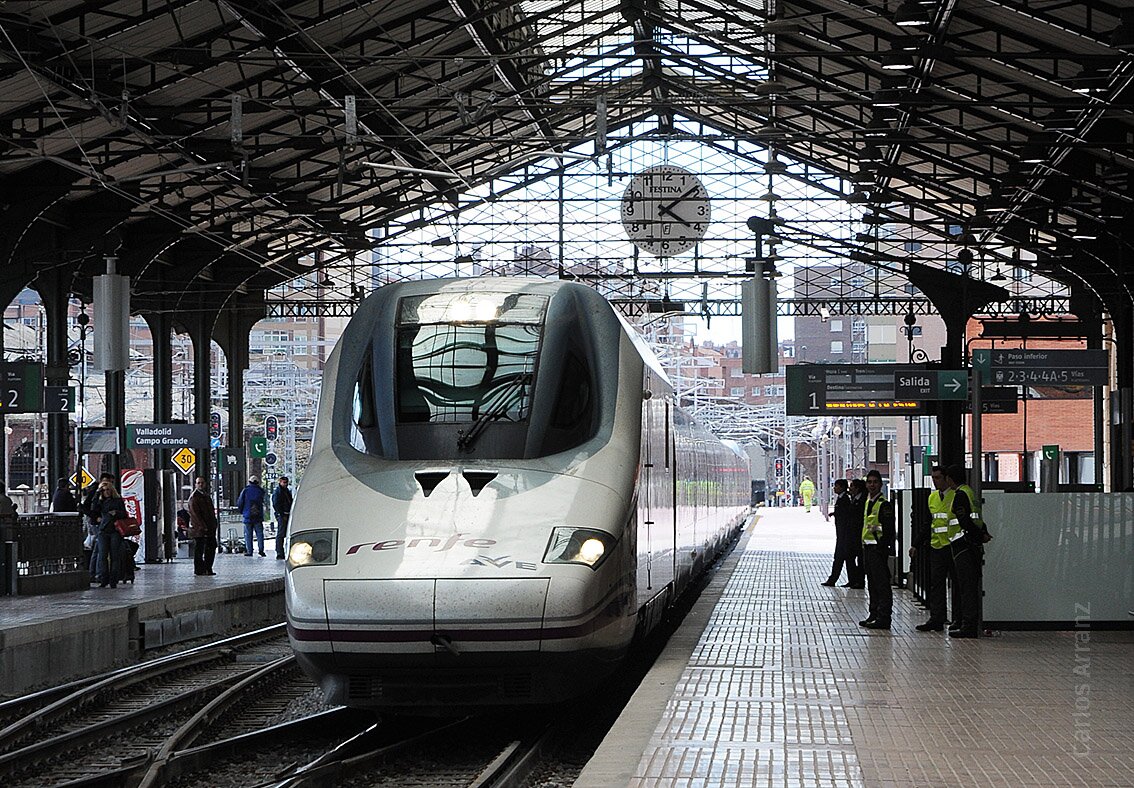 Llegada de un AVE a la estación Campo Grande. Llegada de un AVE a la estación Campo Grande.