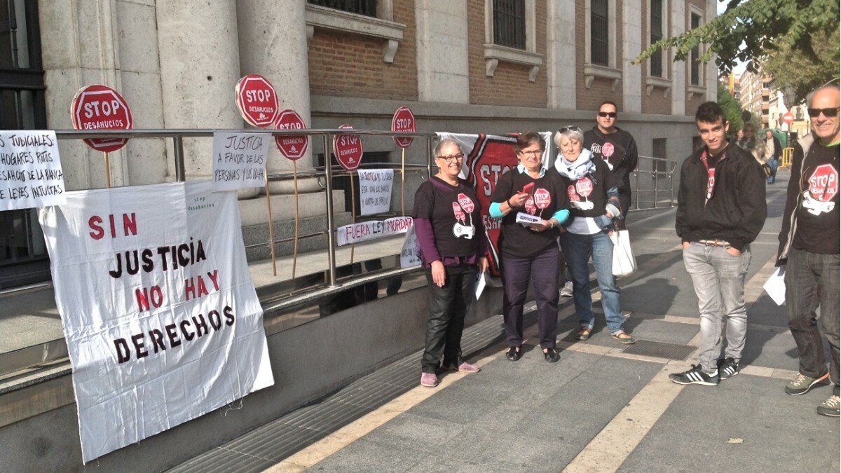 Activistas antidesahucios a las puertas de la Audiencia Provincial de Valladolid. Foto: úC Activistas antidesahucios a las puertas de la Audiencia Provincial de Valladolid. Foto: úC