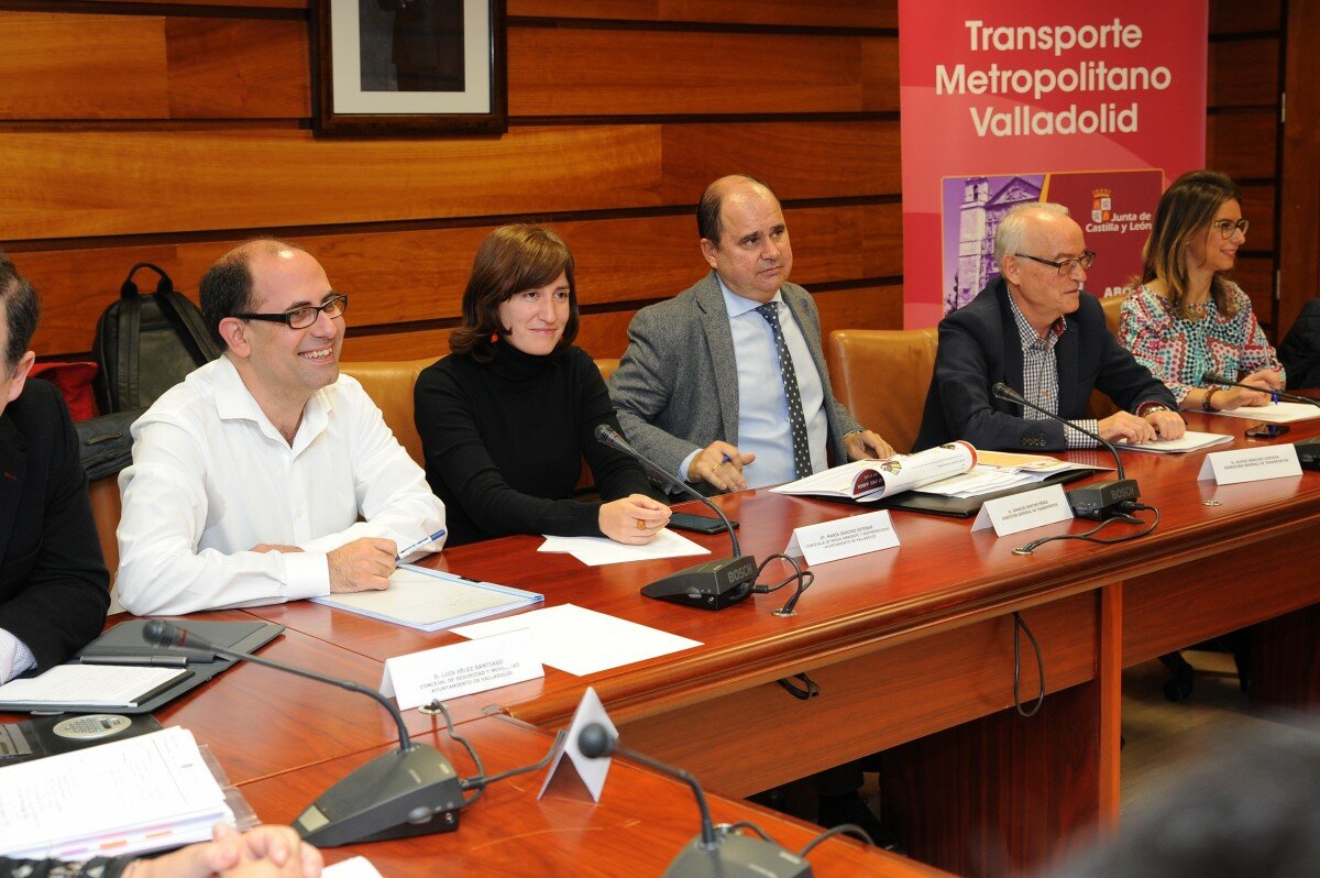 En primer término, los concejales Luiz Vélez y María Sánchez, durante la reunión mantenida. En primer término, los concejales Luiz Vélez y María Sánchez, durante la reunión mantenida.
