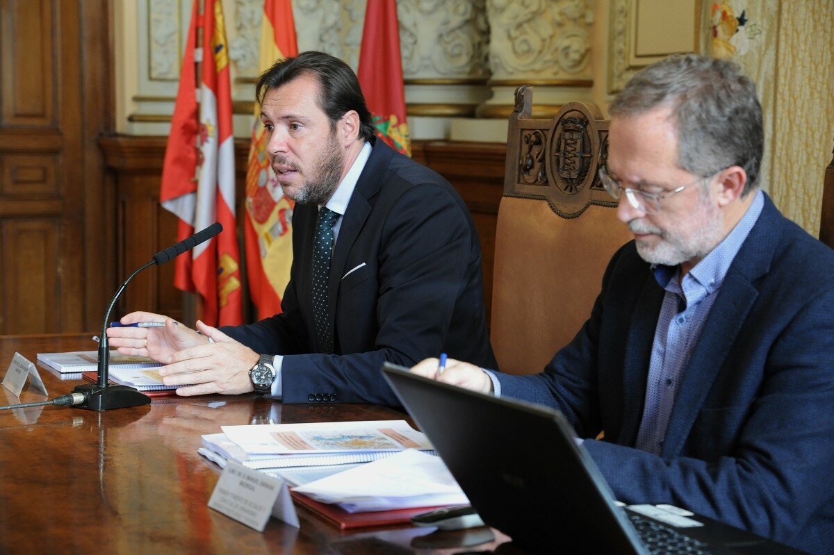 El alcalde, Óscar Puente, y el concejal de Urbanismo, Manuel Saravia, en la presentación de las directrices del Parque Agroalimentario. El alcalde, Óscar Puente, y el concejal de Urbanismo, Manuel Saravia, en la presentación de las directrices del Parque Agroalimentario.