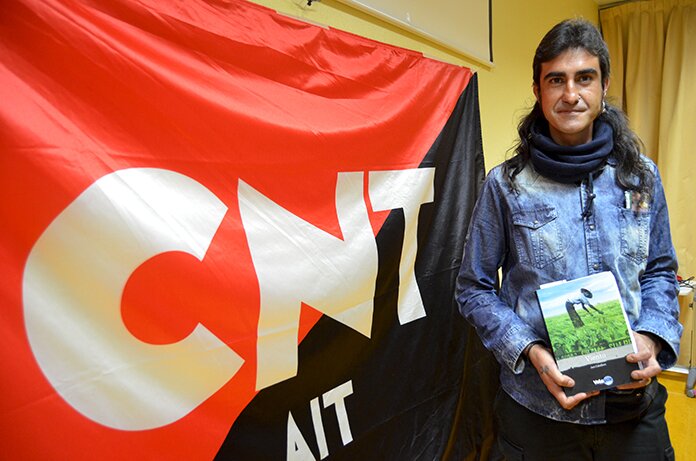 Javier Caballero con un ejemplar de su novela 'Viento'. Foto: Gaspar Francés