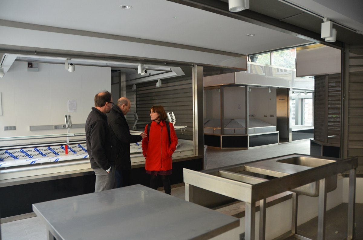 La concejala MAría Sánchez, en el interior de El Val, con industriales del mercado renovado. La concejala MAría Sánchez, en el interior de El Val, con industriales del mercado renovado.