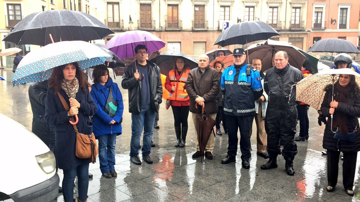 Algunos de los participantes en la concentración contra la violencia vial celebrada hoy en Valladolid. Algunos de los participantes en la concentración contra la violencia vial celebrada hoy en Valladolid.