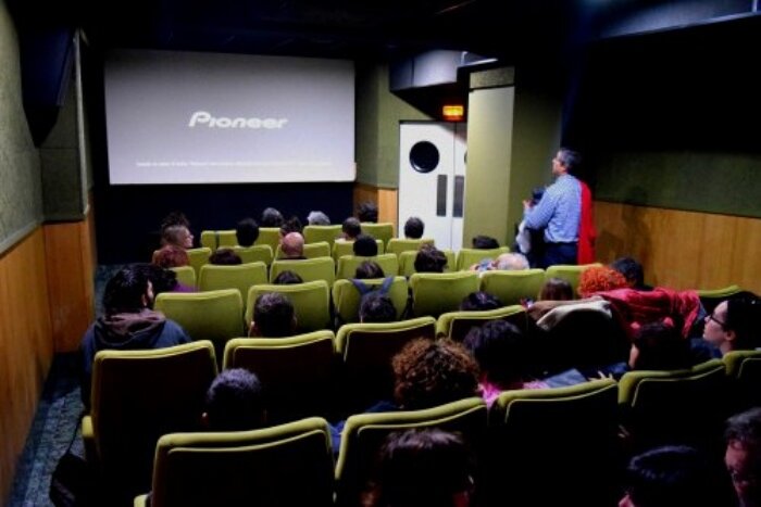 EL PÚBLICO LLENÓ LA SALA DEL CASABLANCA.