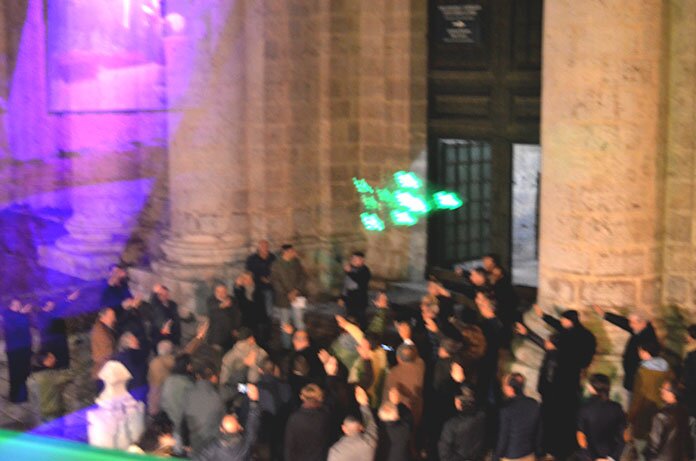 Fascistas, brazo en alto, cantando el Cara al sol a la puerta de la Catedral. Fascistas, brazo en alto, cantando el Cara al sol a la puerta de la Catedral.