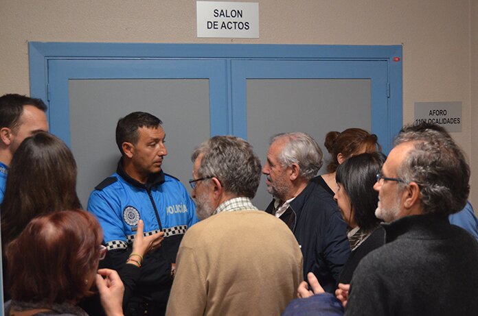 Organizadores del acto median con los agentes de la Policía Local de Valladolid. Foto: Gaspar Francés