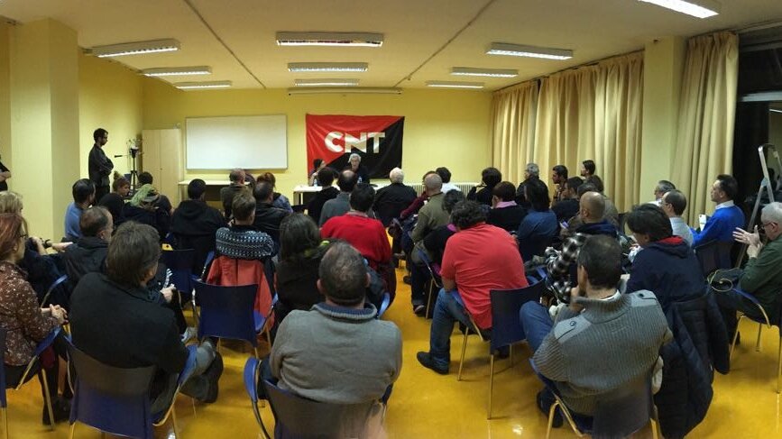 Un momento de la charla. Un momento de la charla.