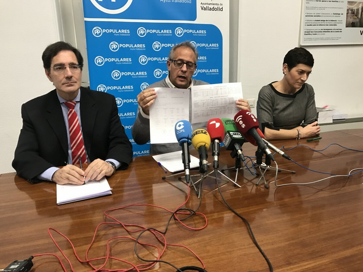 Martínez Bermejo, en el centro, muestra la documentación contradictoria facilitada por la Concejalía de Educación. Foto: úC