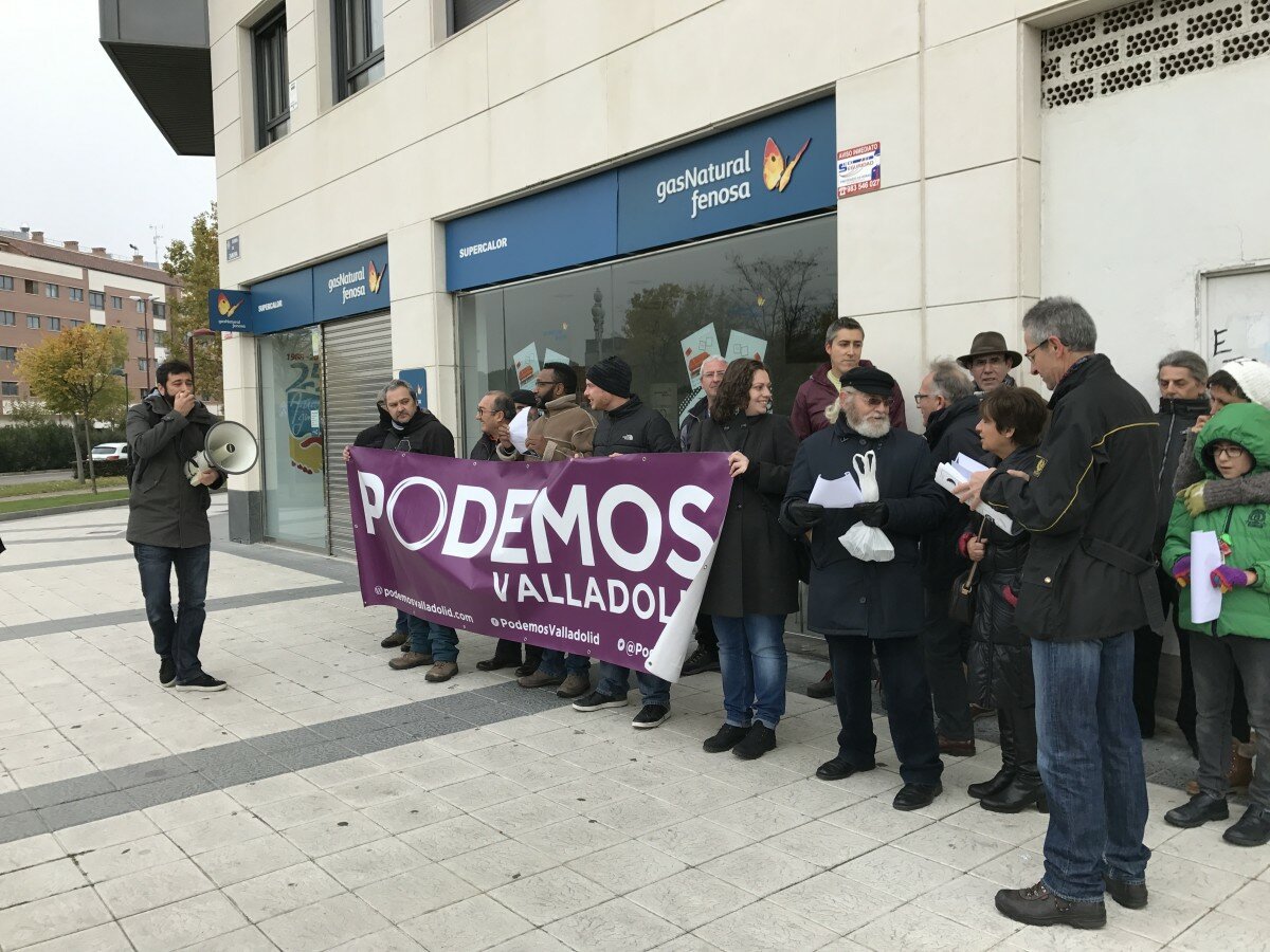 Concentración de Podemos hoy en Valladolid a las puertas de la sede de Gas Natural. Foto: úC Concentración de Podemos hoy en Valladolid a las puertas de la sede de Gas Natural. Foto: úC