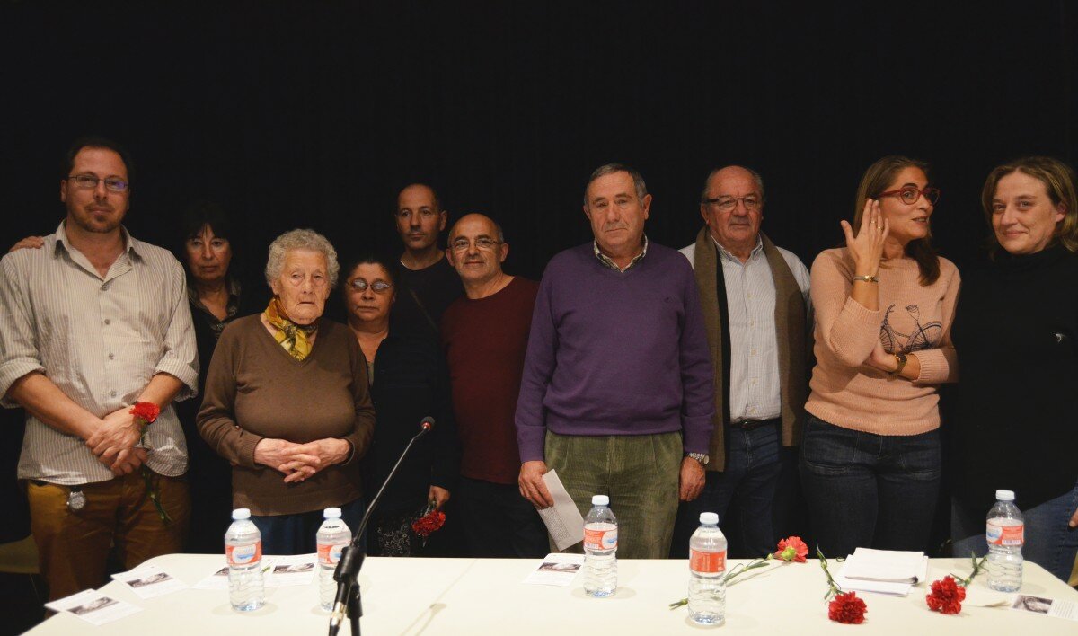 Los familiares de represaliados posan junto a los organizadores de las jornadas. Foto: Gaspar Francés Los familiares de represaliados posan junto a los organizadores de las jornadas. Foto: Gaspar Francés