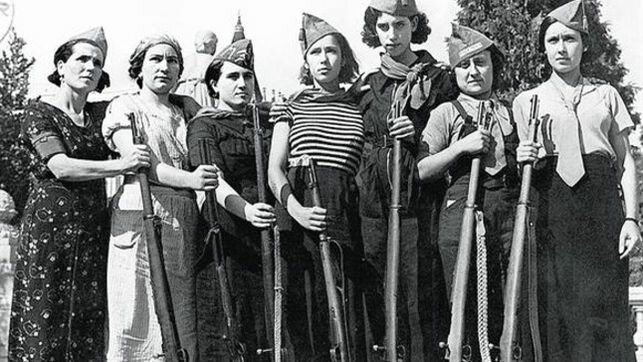 Grupo de milicianas fusil en mano, en Barcelona.