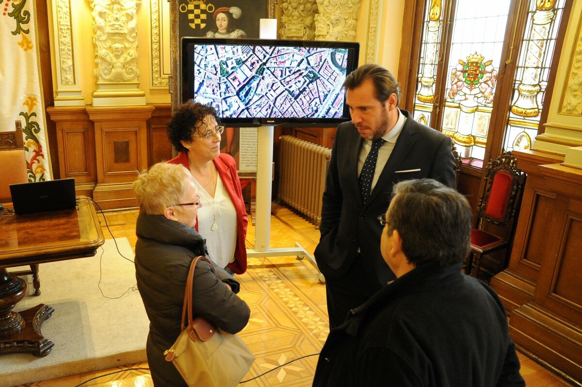 La concejala Rafaela Romero y el alcalde, Óscar Puente, charlan con responsables del centro tras la presentación.