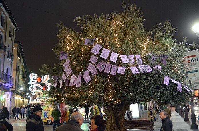 El olivo de Fuente Dorada, decorado con los nombres de las mujeres asesinadas. Foto: J.O. El olivo de Fuente Dorada, decorado con los nombres de las mujeres asesinadas. Foto: J.O.
