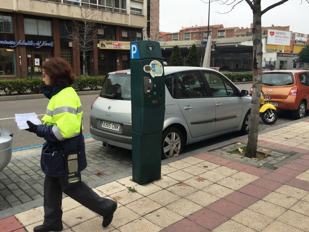 Una controladora de la ORA realiza su trabajo en Valladolid. Una controladora de la ORA realiza su trabajo en Valladolid.