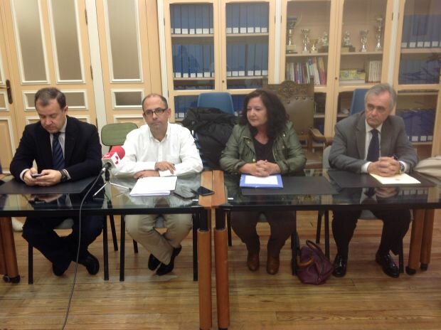 Javier Rodríguez Busto, Director del Área de Seguridad y Movilidad, el concejal Luis Vélez, la Directora Administrativa de Auvasa, Begoña Estébanez y Santiago Warncke, Director Técnico y de Explotación. Foto: úC Javier Rodríguez Busto, Director del Área de Seguridad y Movilidad, el concejal Luis Vélez, la Directora Administrativa de Auvasa, Begoña Estébanez y Santiago Warncke, Director Técnico y de Explotación. Foto: úC