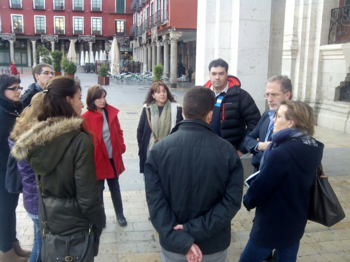 Manuel Saravia y María Sánchez con los trabajadores de la antigua Lex Nova a las puertas del Ayuntamiento.